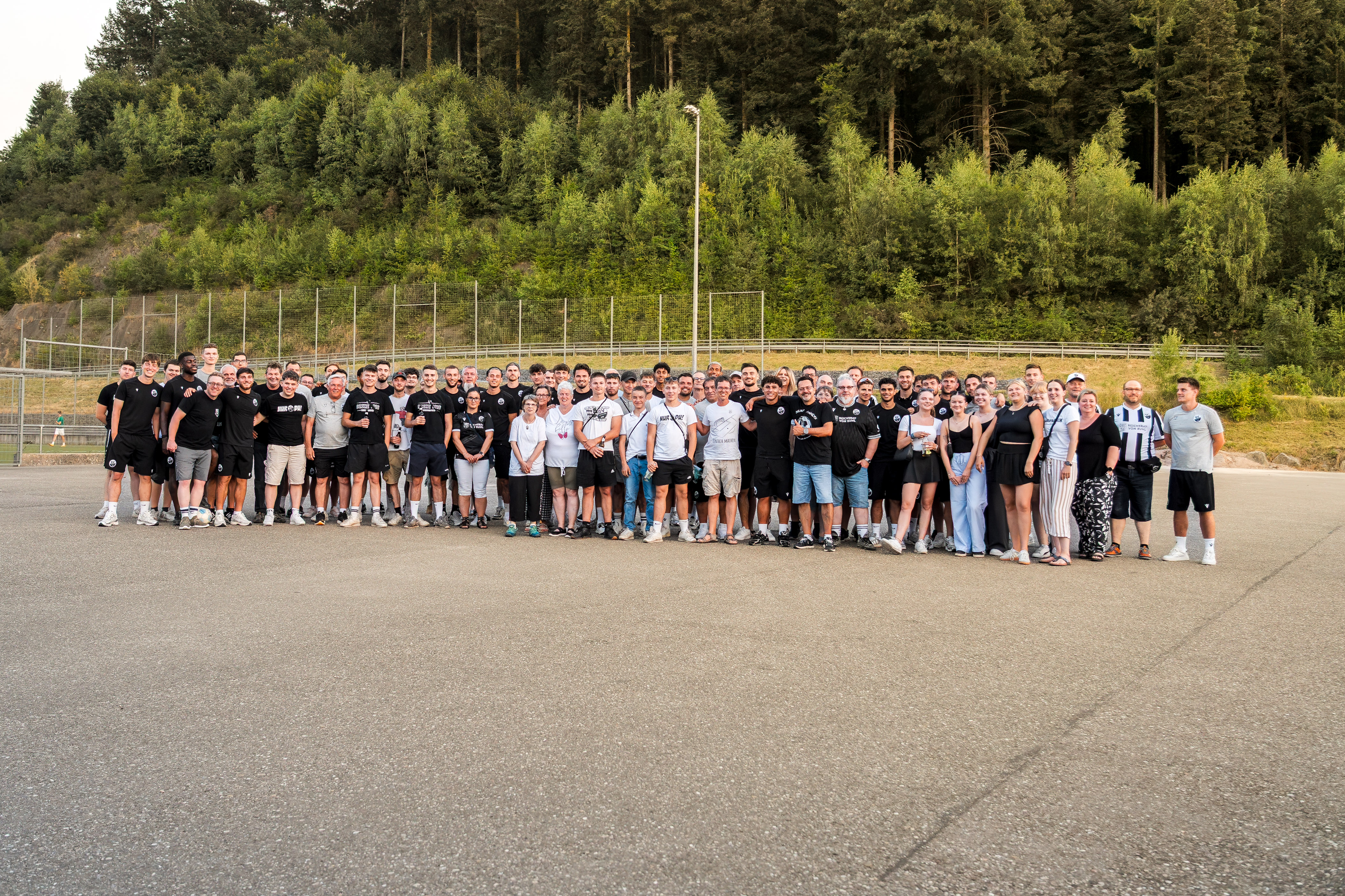 Gruppenbild beim Fanabend in Laudenbach mit Mannschaft und Fans