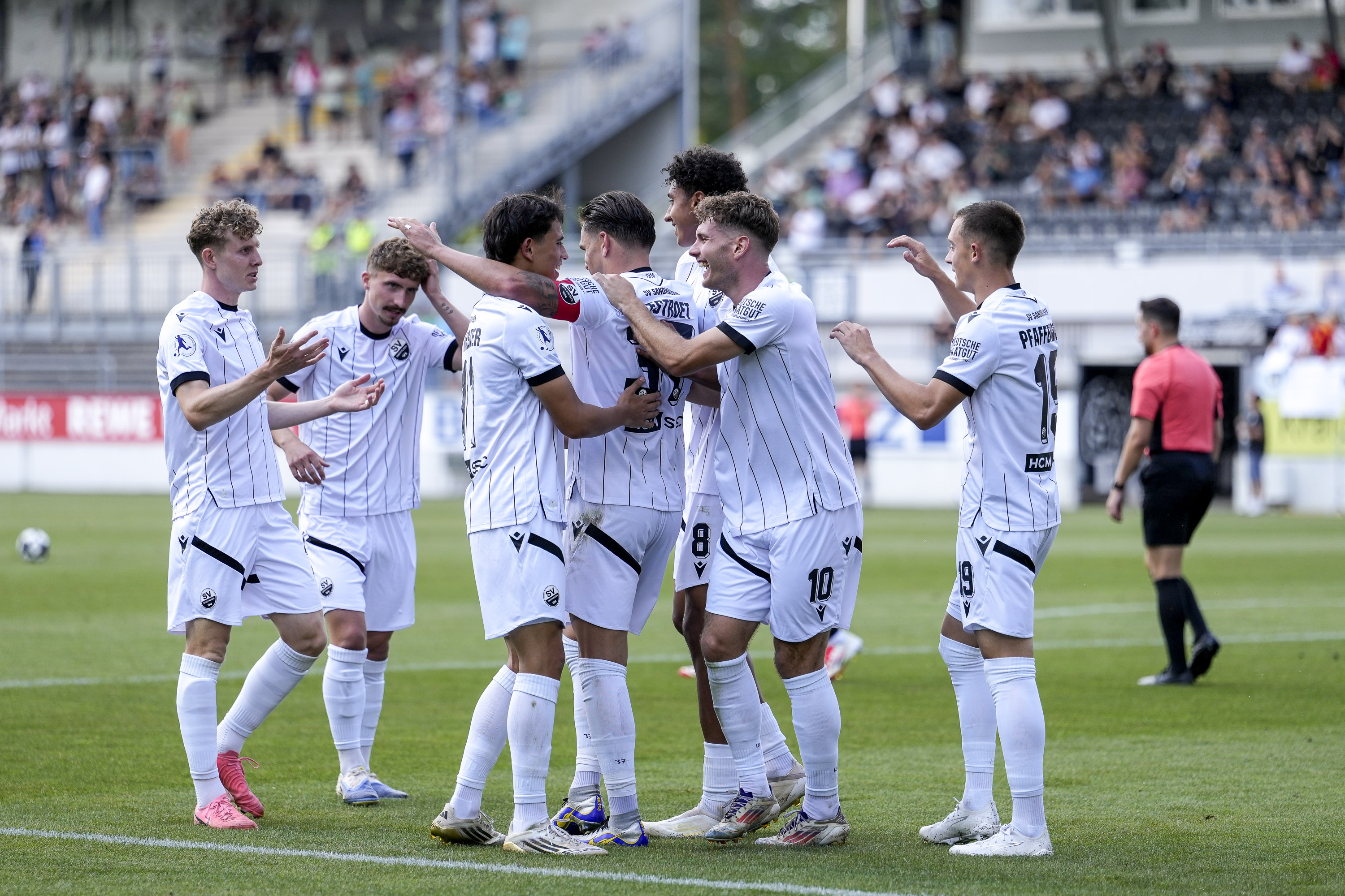 Der SVS bejubelt den 1:0-Siegtreffer von Testroet
