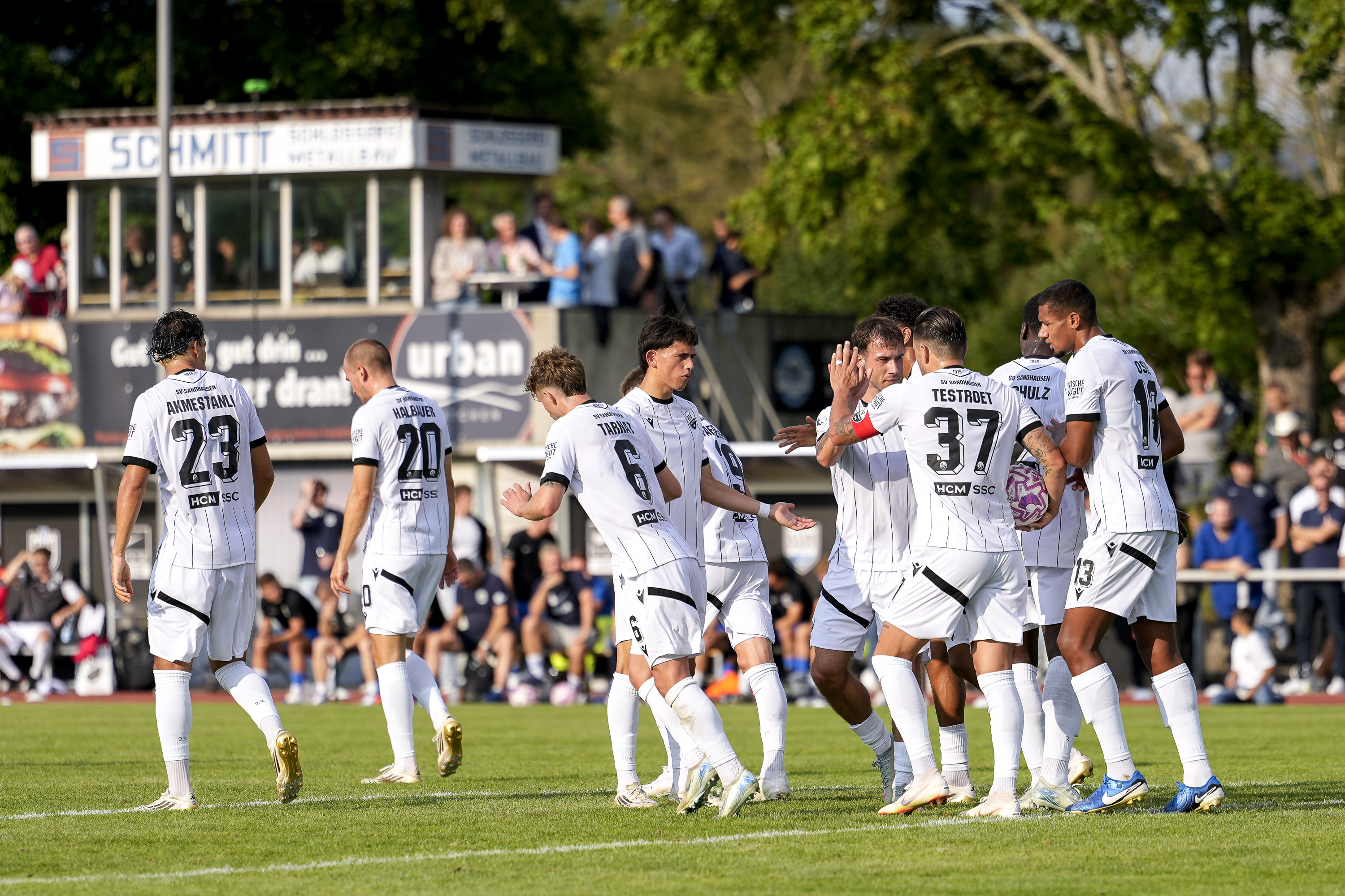 Die Mannschaft des SV Sandhausen feiert einen der vier Treffer