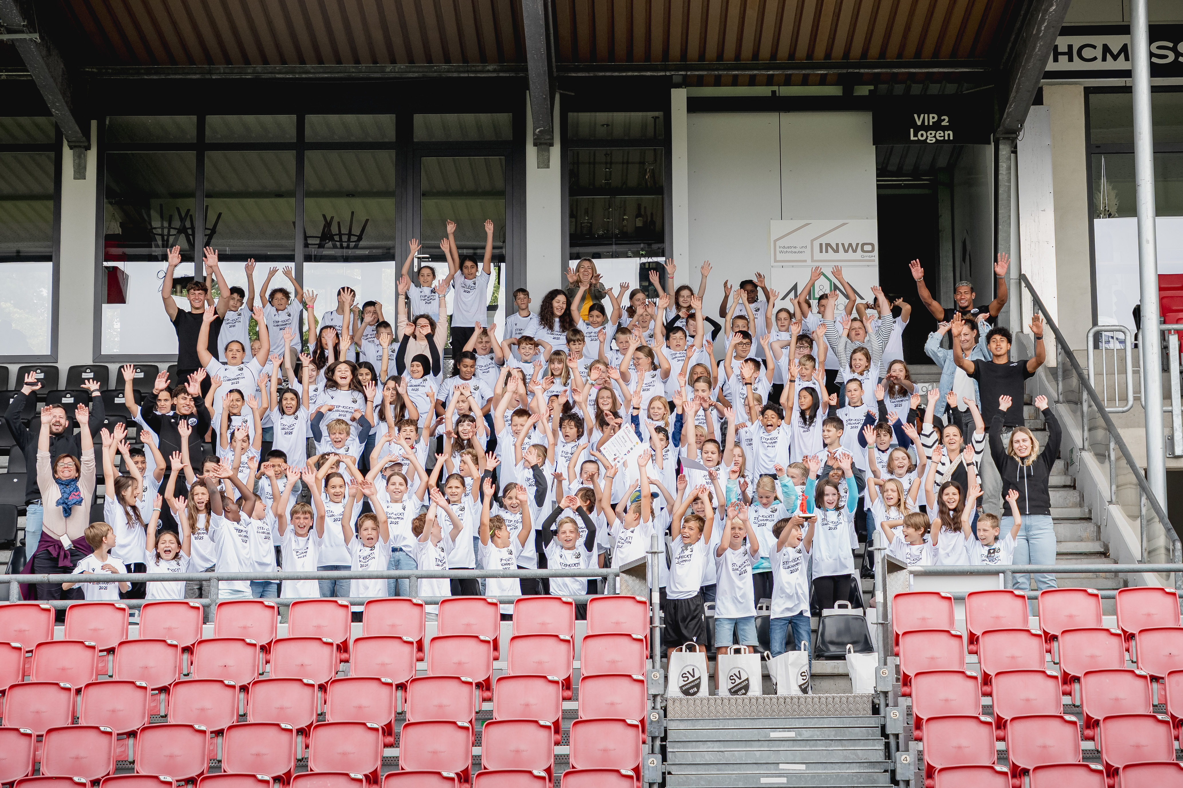 Abschlussfoto aller teilnehmenden Kinder der step kickt! Clubchallenge